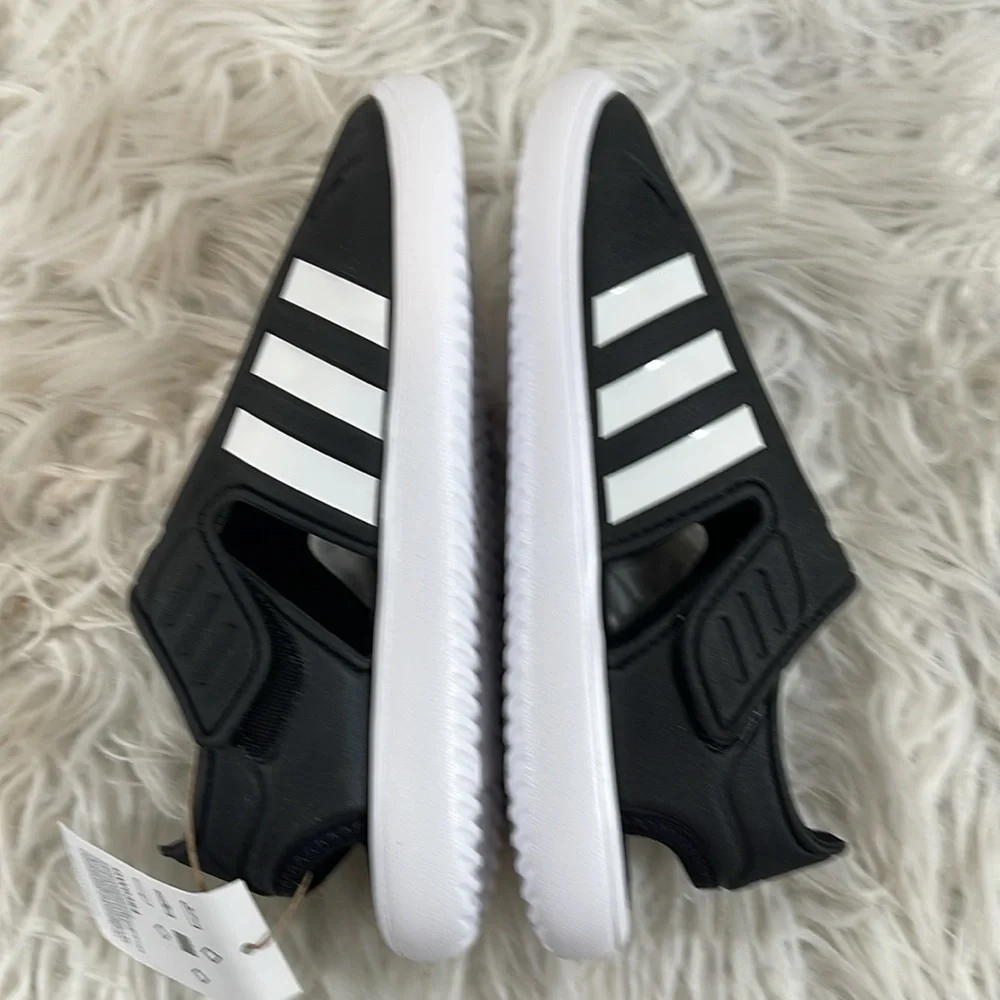 ADIDAS Closed Toe Water Sandals Velcro Black & White Kid’s Size 2 NEW